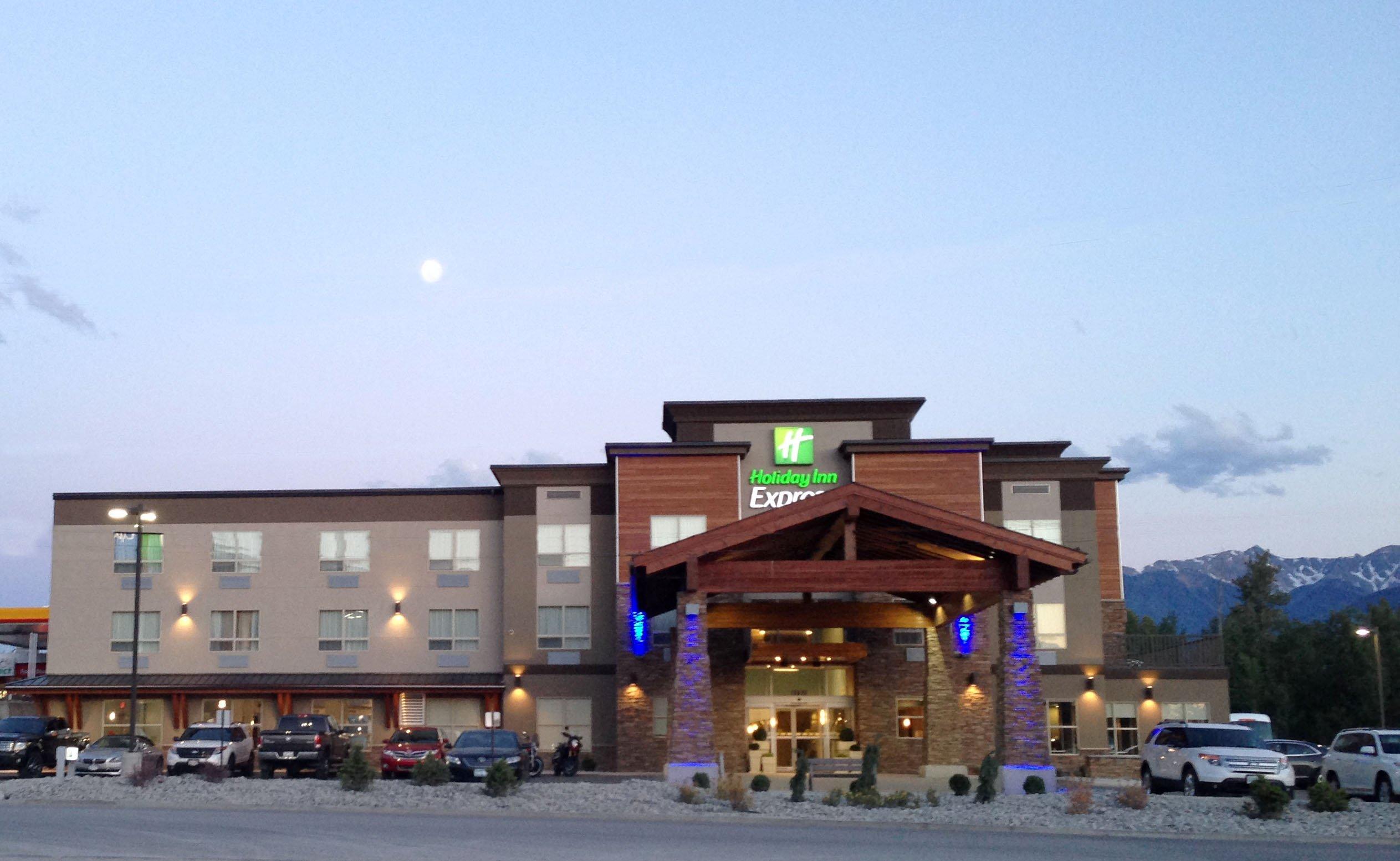 Holiday Inn Express Golden-Kicking Horse By Ihg Exterior photo