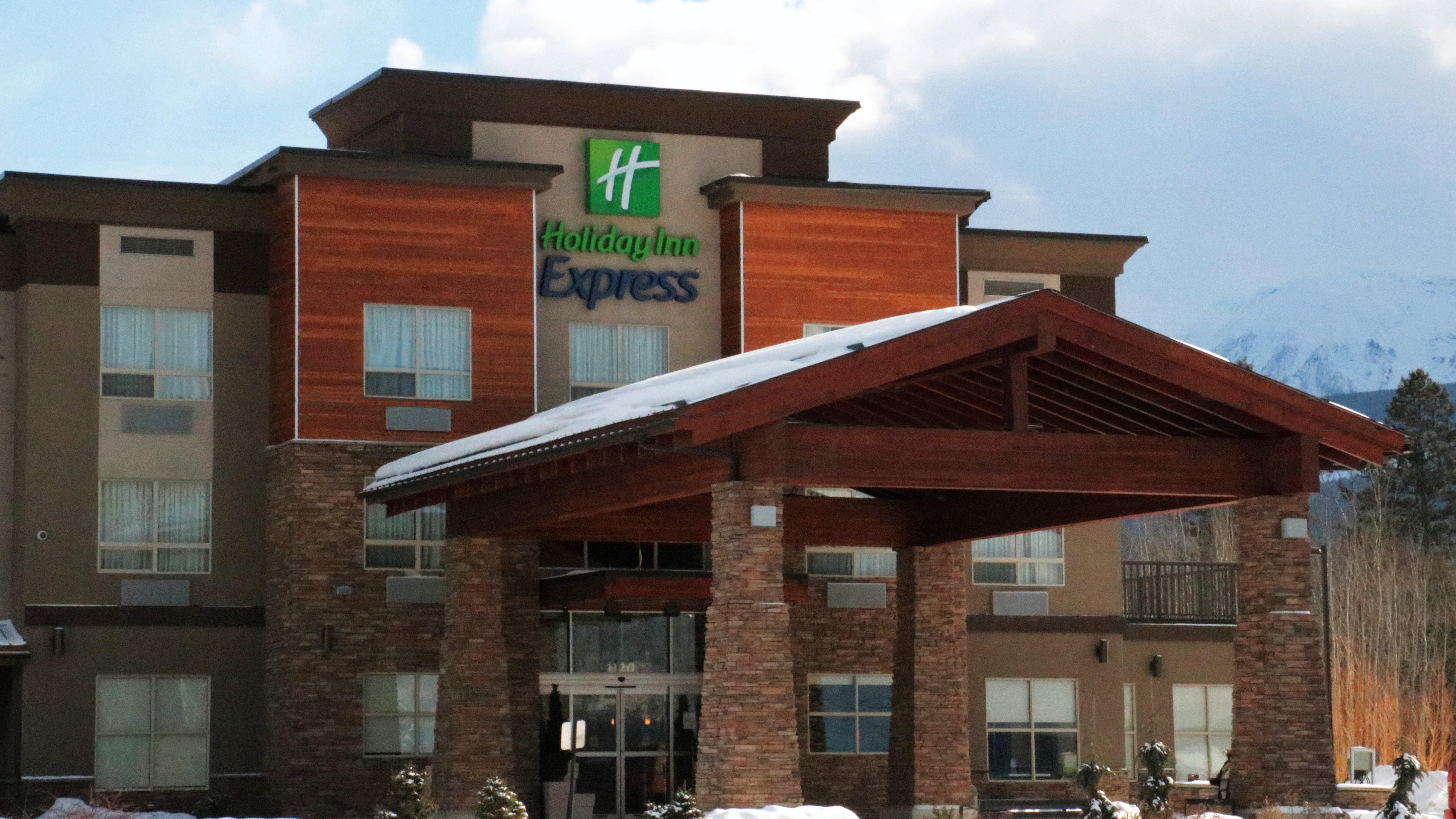 Holiday Inn Express Golden-Kicking Horse, An Ihg Hotel Exterior photo