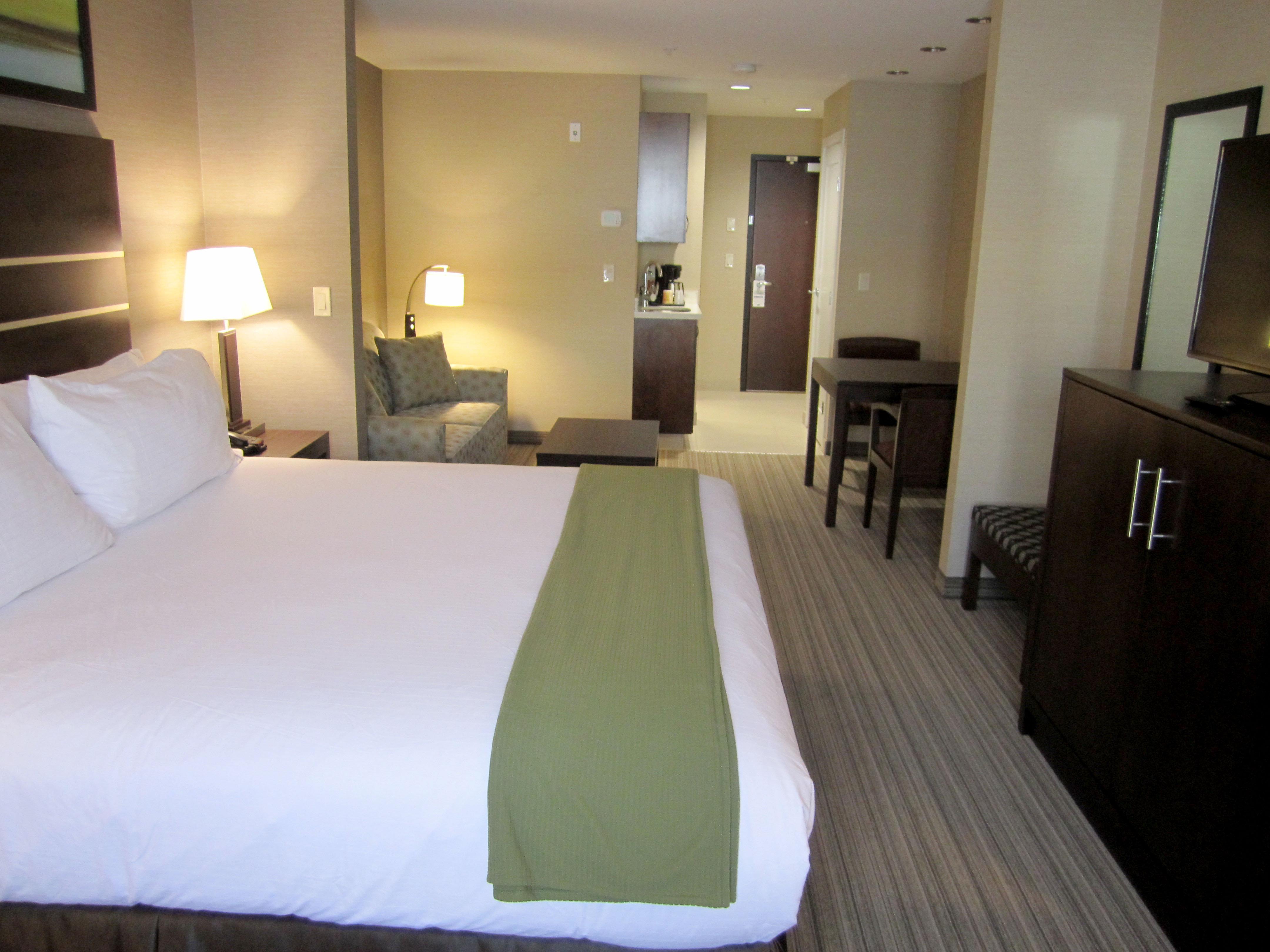Holiday Inn Express Golden-Kicking Horse By Ihg Exterior photo