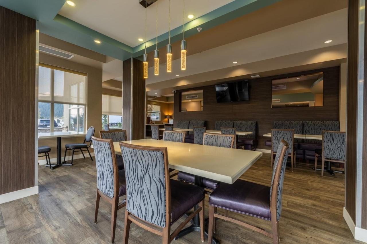 Holiday Inn Express Golden-Kicking Horse By Ihg Exterior photo