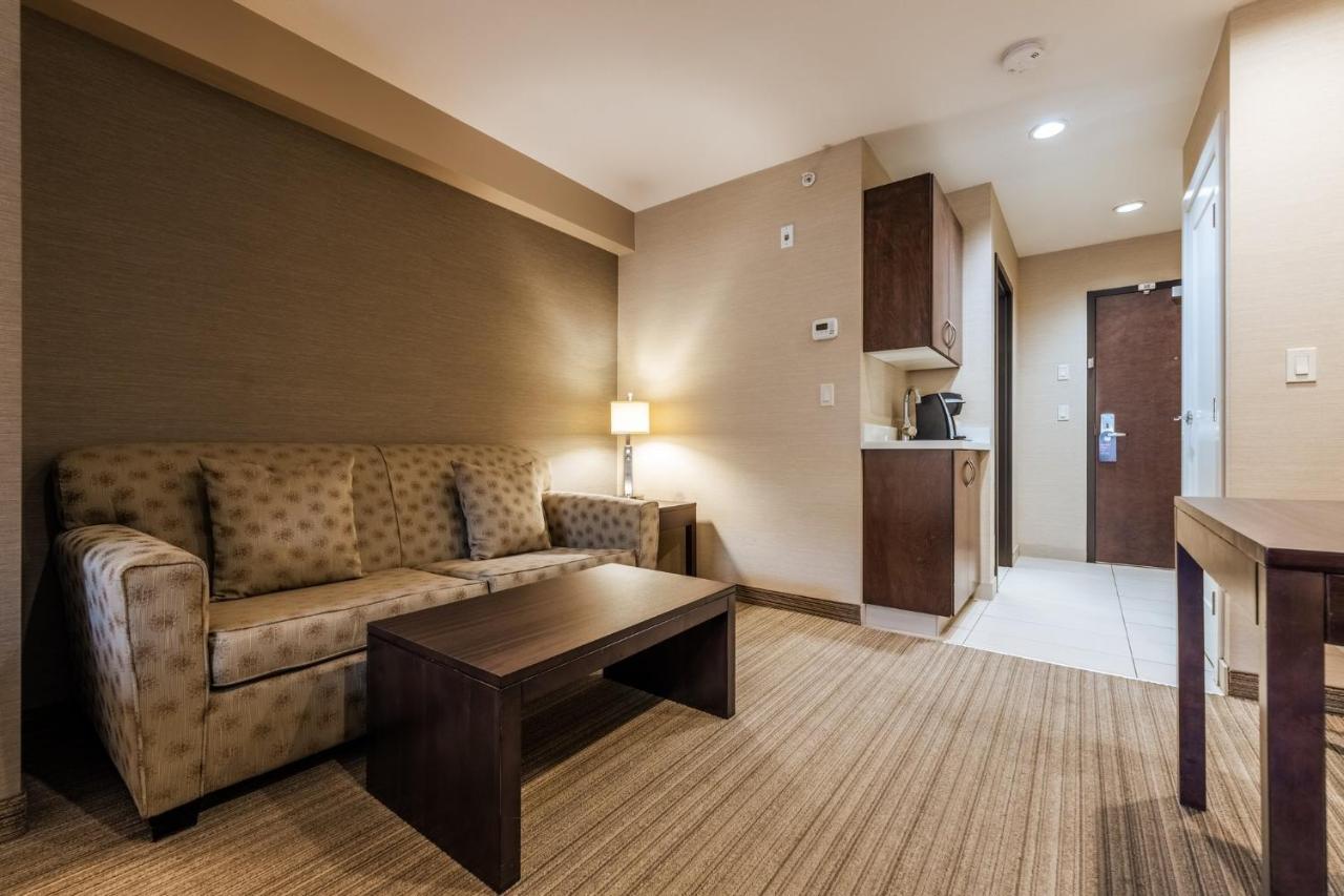 Holiday Inn Express Golden-Kicking Horse By Ihg Exterior photo