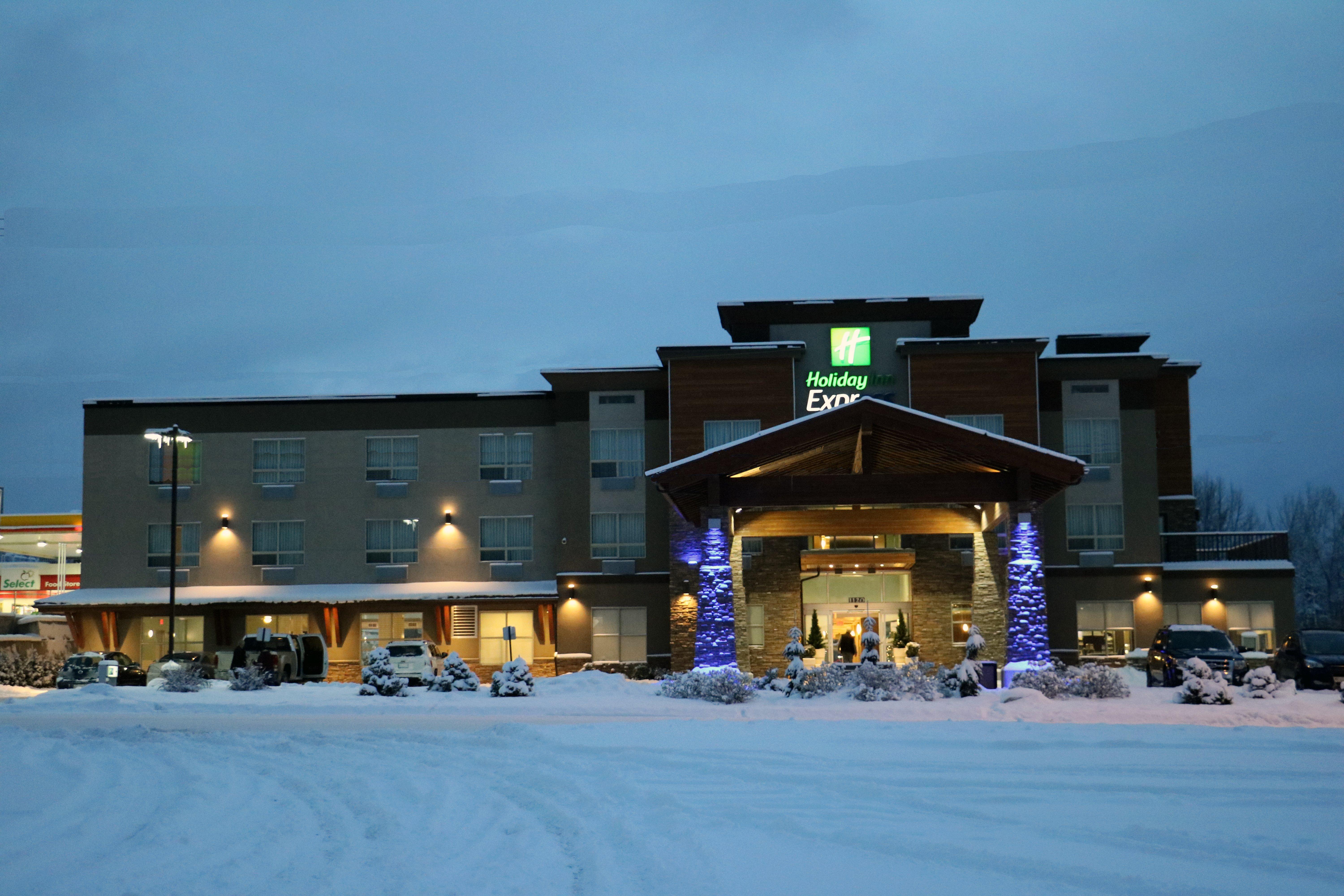 Holiday Inn Express Golden-Kicking Horse, An Ihg Hotel Exterior photo