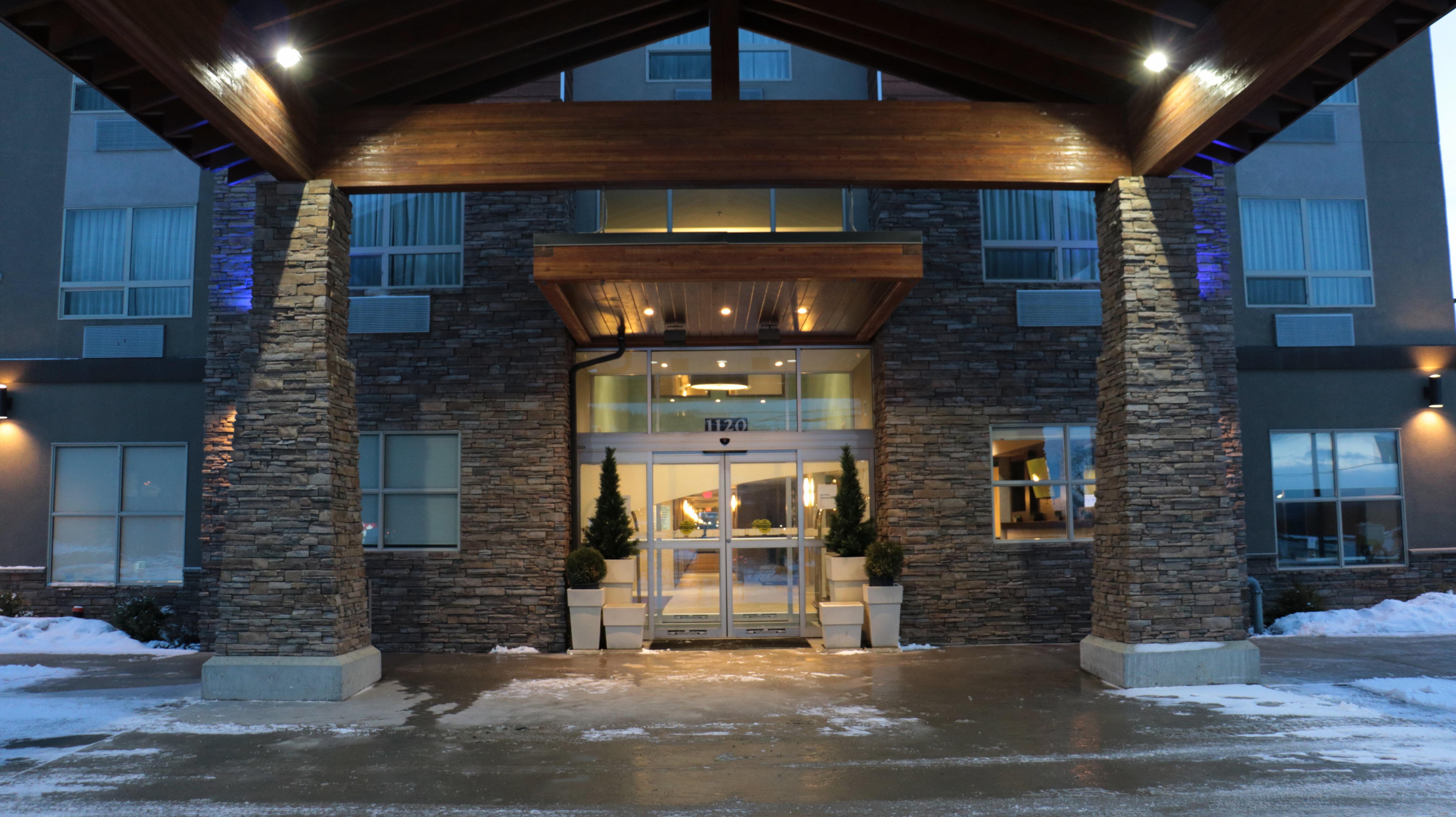 Holiday Inn Express Golden-Kicking Horse, An Ihg Hotel Exterior photo