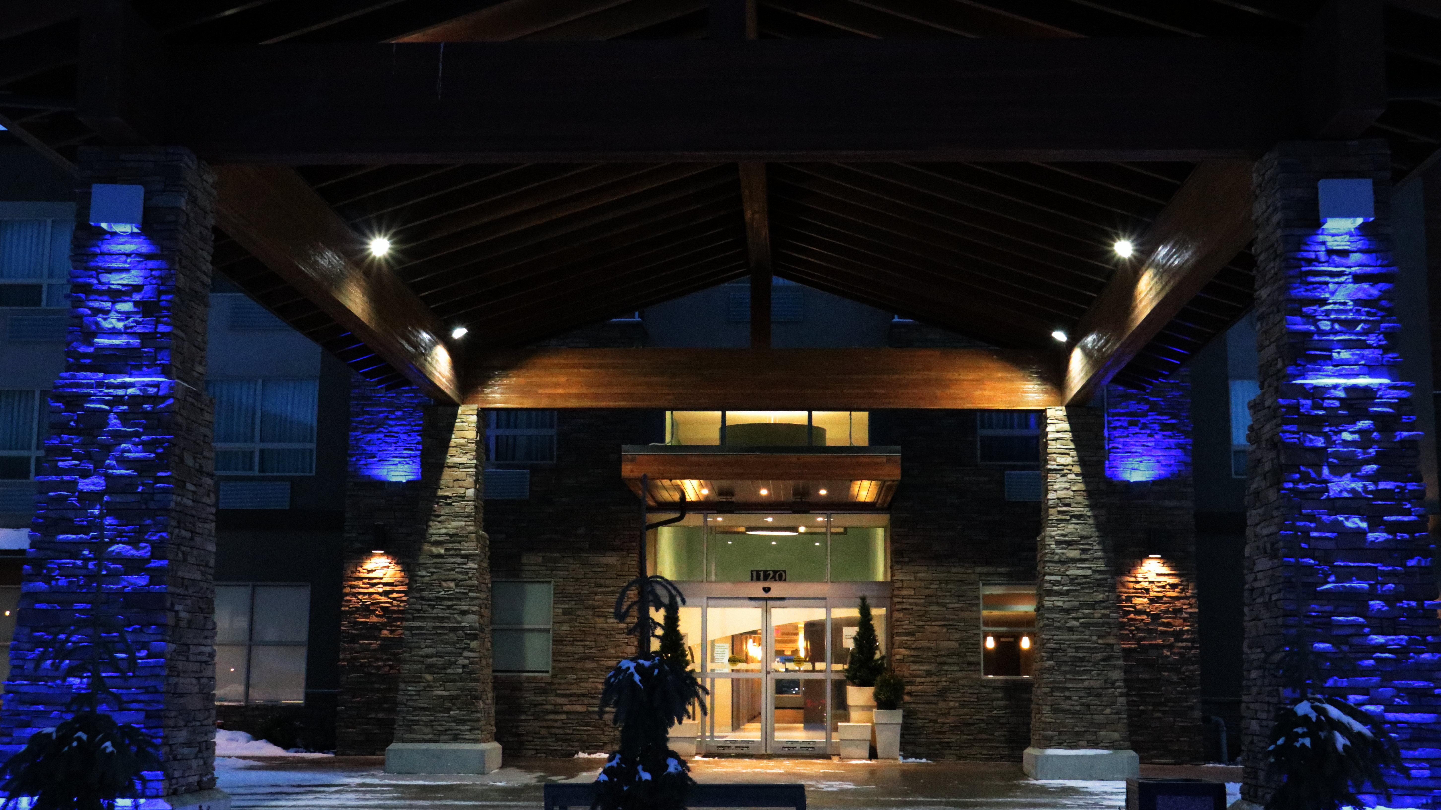 Holiday Inn Express Golden-Kicking Horse, An Ihg Hotel Exterior photo