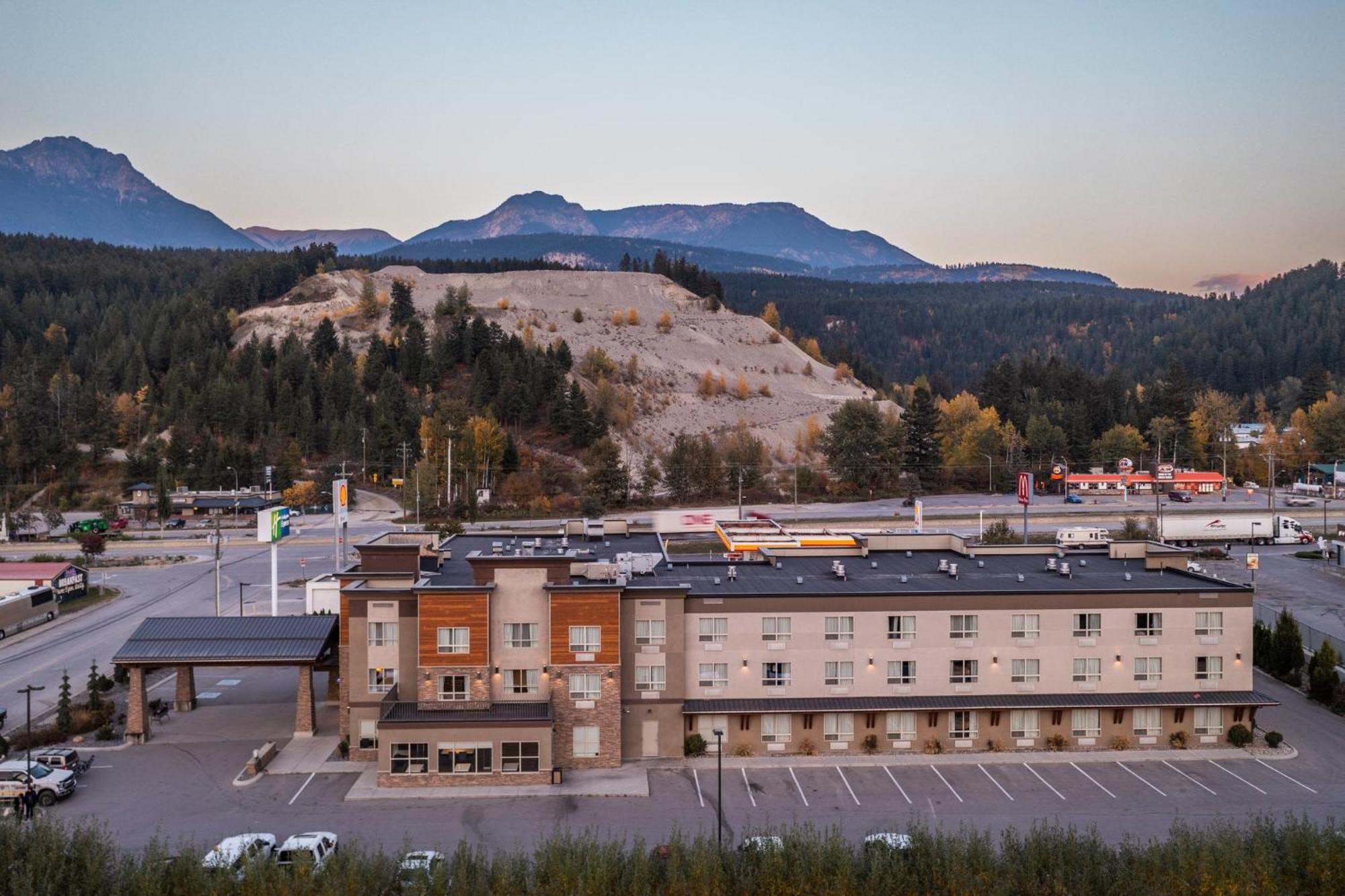 Holiday Inn Express Golden-Kicking Horse, An Ihg Hotel Exterior photo