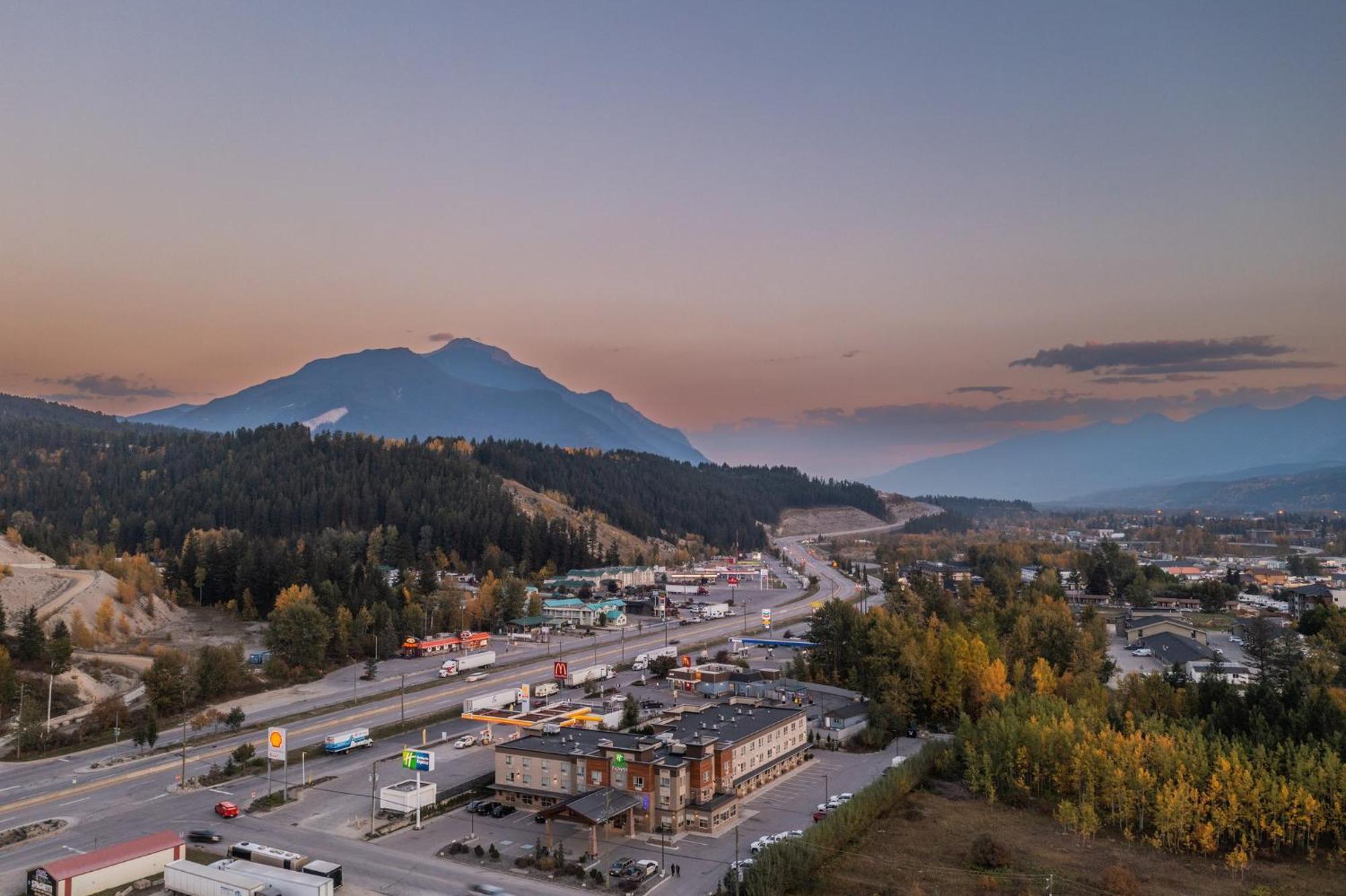 Holiday Inn Express Golden-Kicking Horse By Ihg Exterior photo