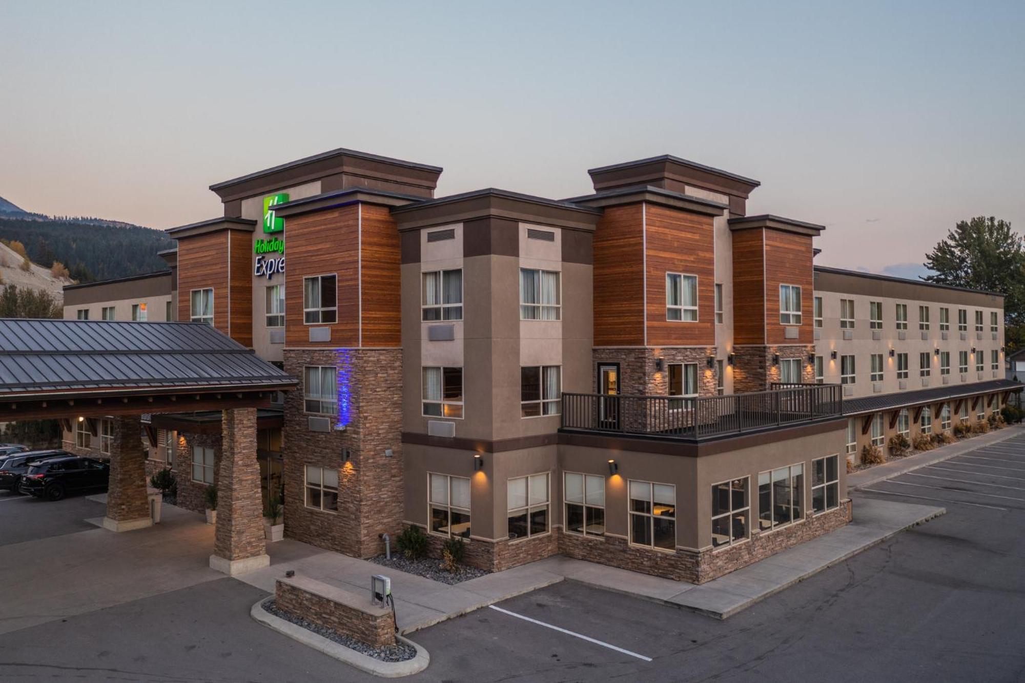 Holiday Inn Express Golden-Kicking Horse, An Ihg Hotel Exterior photo