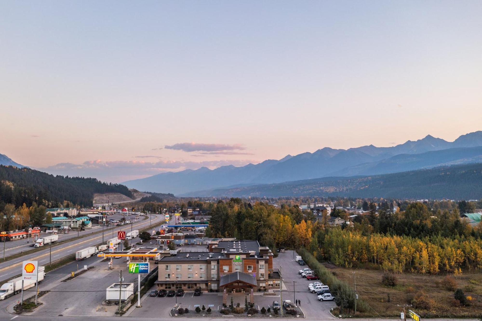 Holiday Inn Express Golden-Kicking Horse, An Ihg Hotel Exterior photo