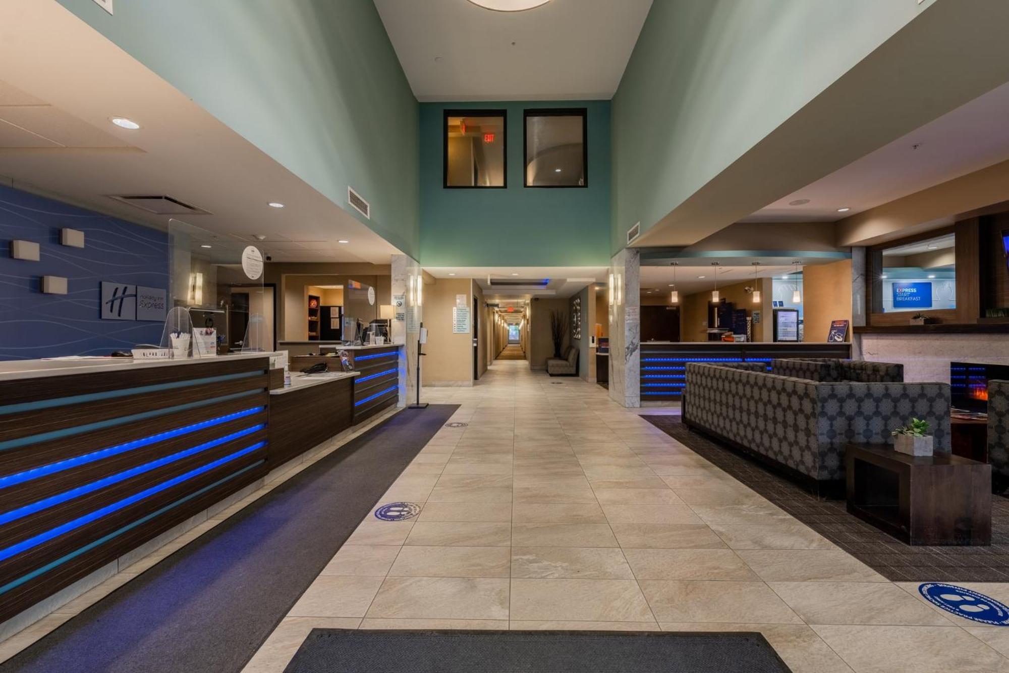 Holiday Inn Express Golden-Kicking Horse By Ihg Exterior photo
