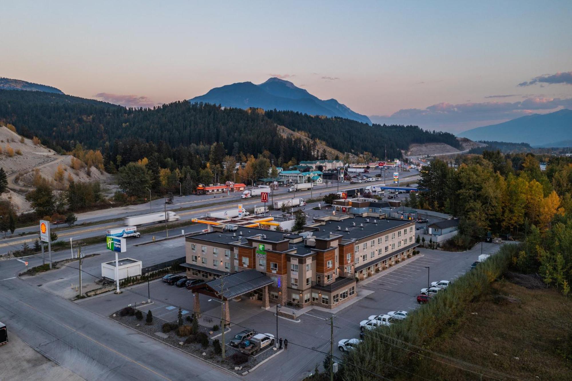 Holiday Inn Express Golden-Kicking Horse By Ihg Exterior photo
